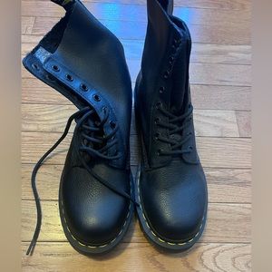 Never worn size 9 women’s dr martens black lace up